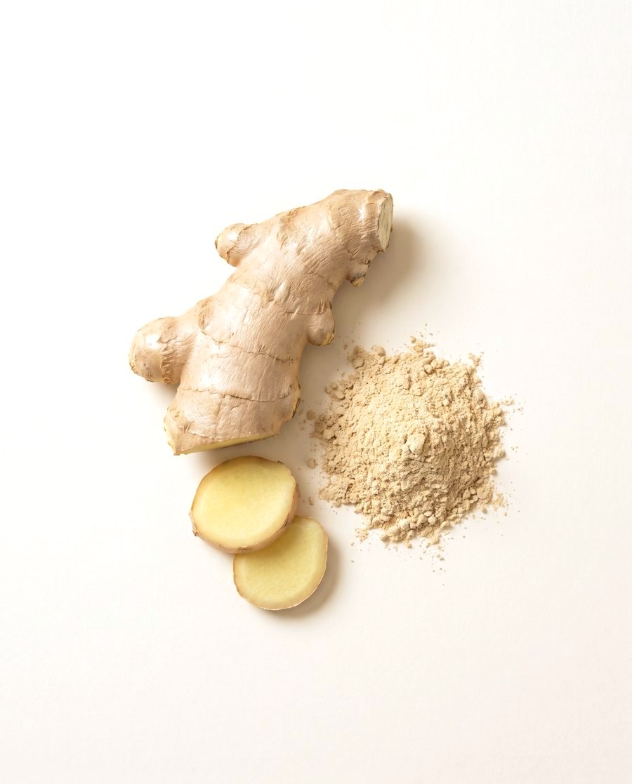 Ginger root and slices with ginger powder
